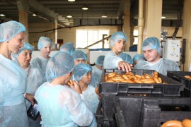 СОБЫТИЕ - Для детей и активистов ТОС организовали экскурсию на завод по производству печенья (50)